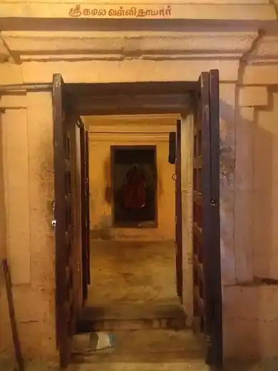 Arulmigu Dhatshana Sanjeeve Temple, Thanjavur - 613009 அருள்மிகு தட்சிண சஞ்சீவி திருக்கோயில், Thanjavur - 613009, Thanjavur - Ancient Temple Architecture and History Image 3