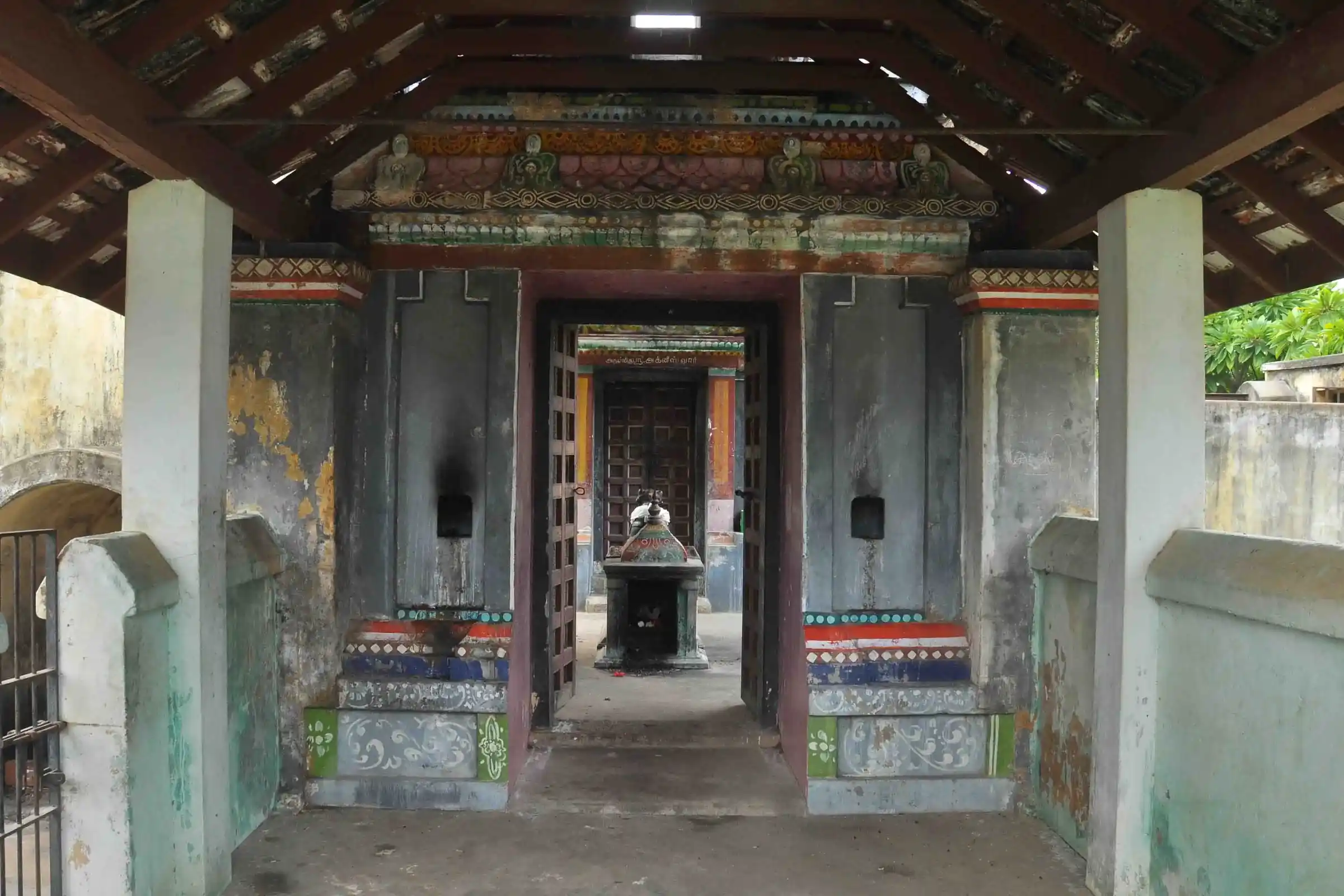 Arulmigu Dhrowpathi Amman and Agneeswarar Temple, Perambur - 609402 அருள்மிகு திரௌபதியம்மன் திருக்கோயில், பெரம்பூர், தரங்கம்பாடி வட்டம், பெரம்பூர் - 609402, Mayiladuthurai - Ancient Temple Architecture and History Image 3