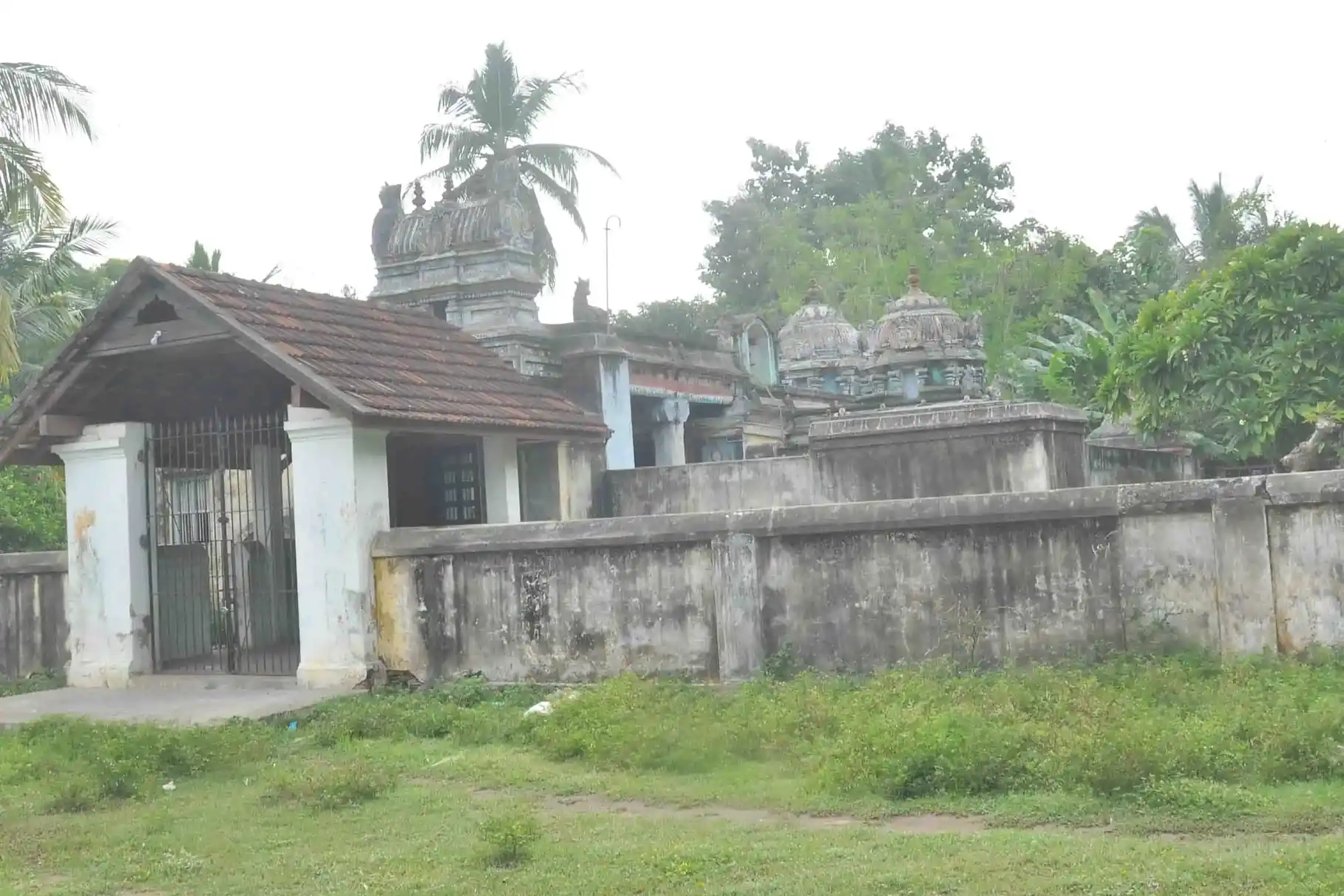 Arulmigu Dhrowpathi Amman and Agneeswarar Temple, Perambur - 609402 அருள்மிகு திரௌபதியம்மன் திருக்கோயில், பெரம்பூர், தரங்கம்பாடி வட்டம், பெரம்பூர் - 609402, Mayiladuthurai - Ancient Temple Architecture and History Image 5