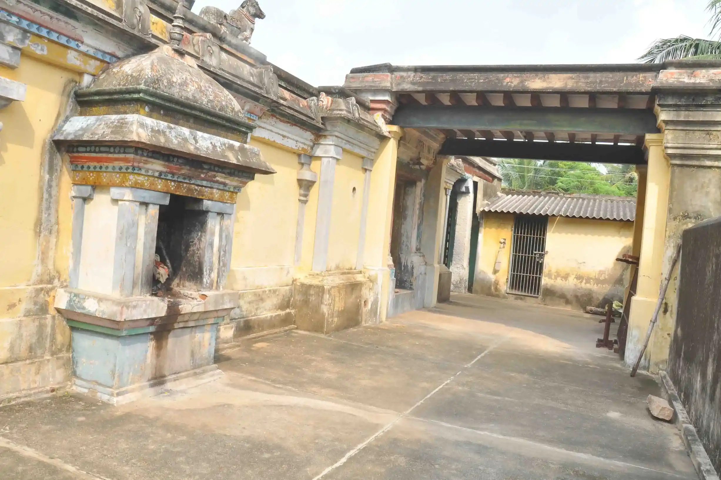 Arulmigu Dhrowpathi Amman and Agneeswarar Temple, Perambur - 609402 அருள்மிகு திரௌபதியம்மன் திருக்கோயில், பெரம்பூர், தரங்கம்பாடி வட்டம், பெரம்பூர் - 609402, Mayiladuthurai - Ancient Temple Architecture and History Image 9