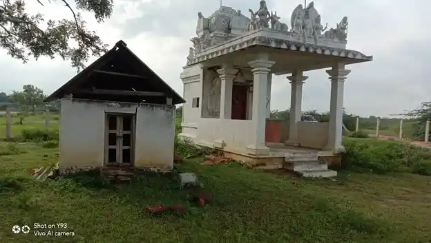 Arulmigu Ellai Thurantha Ayynanaar Temple, Sirukanaperi - 630561 அருள்மிகு. எல்லை துறந்த அய்யனார் திருக்கோயில், Sirukanaperi - 630561, Sivagangai - Ancient Temple Architecture and History Image 2