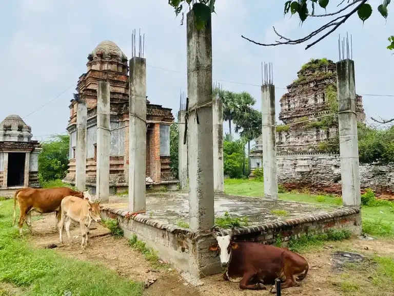 Arulmigu Eswaran Temple, End Of The Village, Perumbedu - 601204