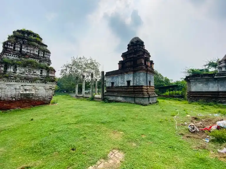 Arulmigu Eswaran Temple, End Of The Village, Perumbedu - 601204 அருள்மிகு ஈஸ்வரன் திருக்கோயில், End Of The Village, Perumbedu - 601204, Tiruvallur - Ancient Temple Architecture and History Image 2