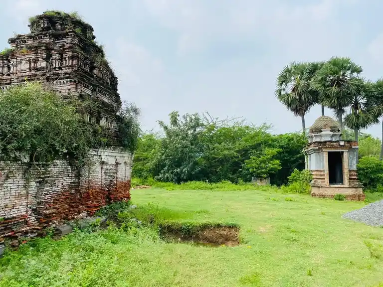 Arulmigu Eswaran Temple, End Of The Village, Perumbedu - 601204 அருள்மிகு ஈஸ்வரன் திருக்கோயில், End Of The Village, Perumbedu - 601204, Tiruvallur - Ancient Temple Architecture and History Image 4