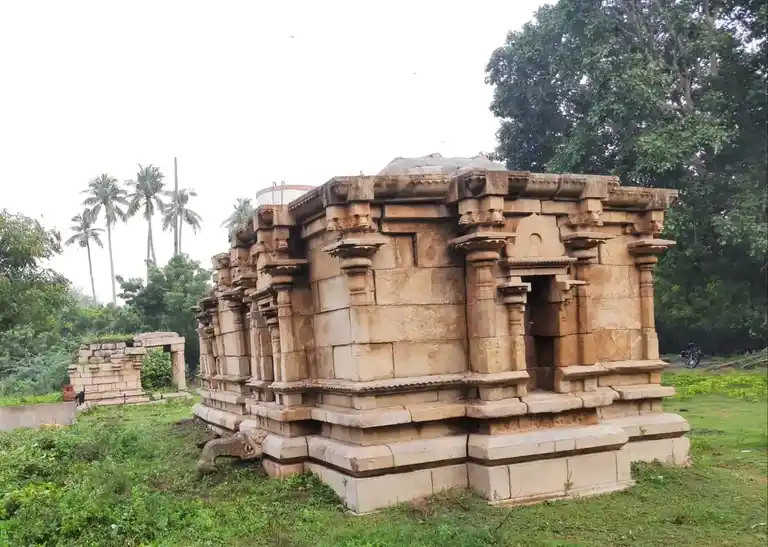 Arulmigu Eswaravaliyamman Temple, Enjoor - 621005 Arulmigu Eswaravaliyamman Temple, Enjoor - 621005, Thiruchirappalli - Ancient Temple Architecture and History Image 4