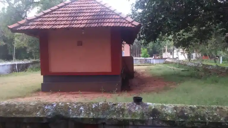 Arulmigu Eswari Bathrakaliamman Temple, Esanthangu, Neendakarai B - 629502 அருள்மிகு ஈஸ்வரி பத்திரகாளியம்மன் திருக்கோயில், Esanthangu, Neendakarai B - 629502, Kanyakumari - Ancient Temple Architecture and History Image 4