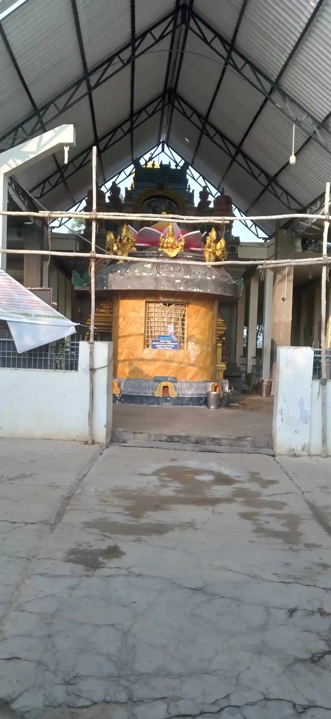 Arulmigu Etezhuthu Perumal Temple, Arugankulam, Arugankulam - 627357