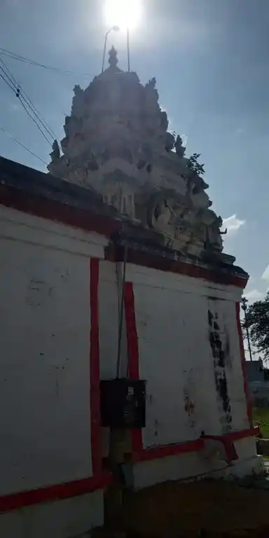 Arulmigu Gajendira Varatharaja Perumal Temple, Agraharam - 635651 அருள்மிகு கஜேந்திரவரதராஜப்பெருமாள் திருக்கோயில், அக்ரஹாரம் - 635651, Thirupathur - Ancient Temple Architecture and History Image 2