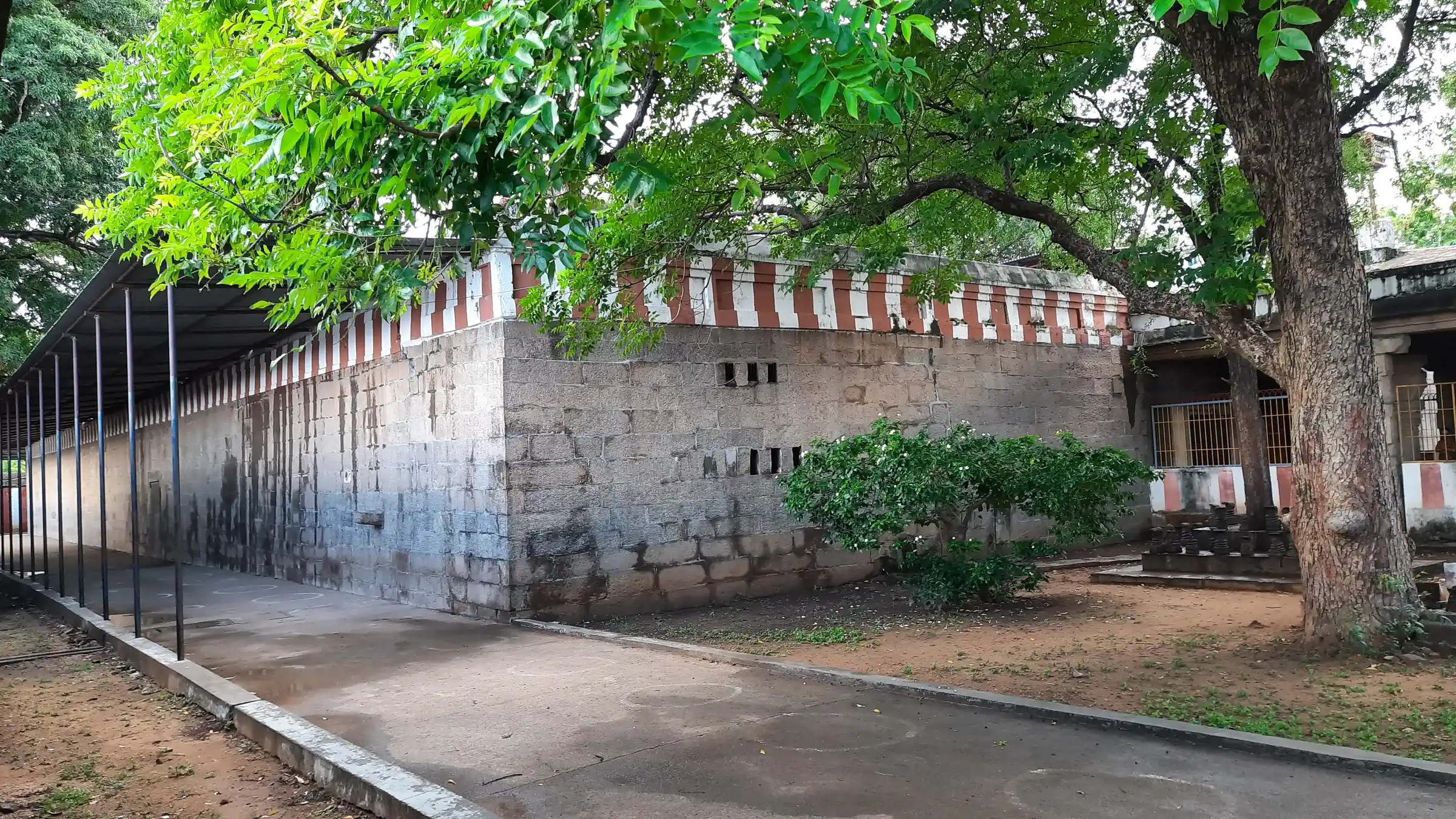 Arulmigu Gajendravarathar Temple, Athalanallu - 627426 அருள்மிகு கஜேந்திரவரதர் திருக்கோயில், Athalanallu - 627426, Tirunelveli - Ancient Temple Architecture and History Image 2