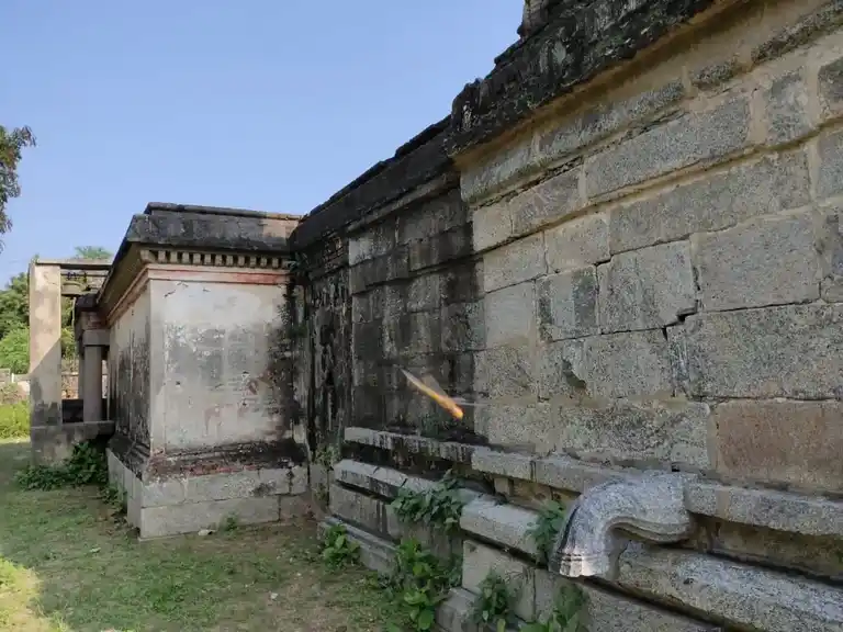 Arulmigu Gopalakrishna Perumal Temple, Sirumadhurai - 607203 அருள்மிகு கோபாலகிருஷ்ண பெருமாள் திருக்கோயில், சிறுமதுரை - 607203, Viluppuram - Ancient Temple Architecture and History Image 4