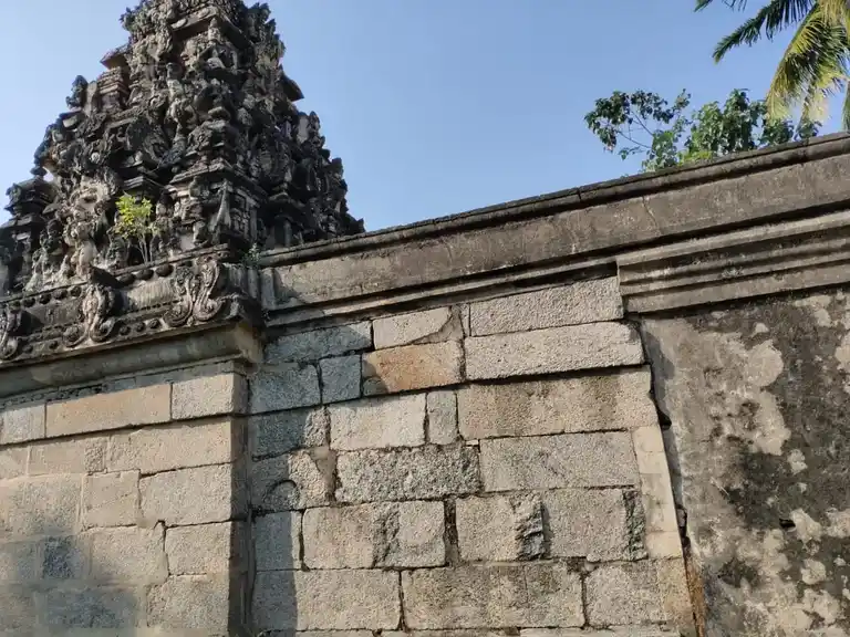 Arulmigu Gopalakrishna Perumal Temple, Sirumadhurai - 607203 அருள்மிகு கோபாலகிருஷ்ண பெருமாள் திருக்கோயில், சிறுமதுரை - 607203, Viluppuram - Ancient Temple Architecture and History Image 6