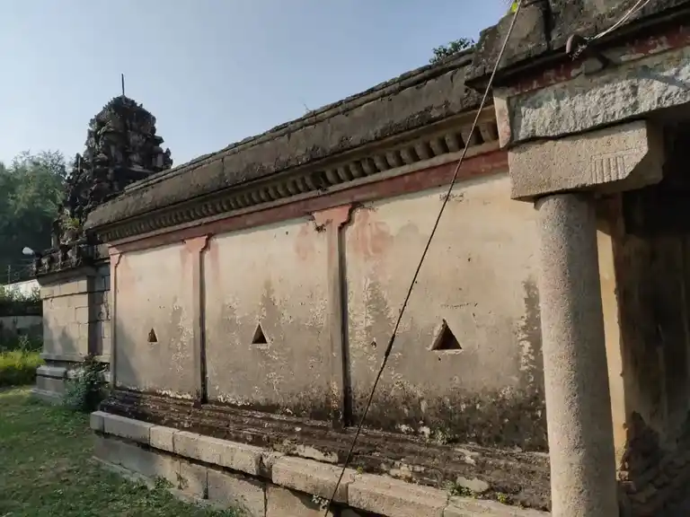 Arulmigu Gopalakrishna Perumal Temple, Sirumadhurai - 607203 அருள்மிகு கோபாலகிருஷ்ண பெருமாள் திருக்கோயில், சிறுமதுரை - 607203, Viluppuram - Ancient Temple Architecture and History Image 8