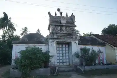 Arulmigu Gopalakrishna Perumal Temple, Vaanathirajapuram - 609806 அருள்மிகு கோபாலகிருஷ்ண பெருமாள் திருக்கோயில், வாணாதிராஜபுரம் - 609806, Mayiladuthurai - Ancient Temple Architecture and History Image 3