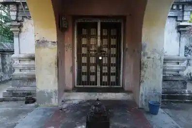 Arulmigu Gopalakrishna Perumal Temple, Vaanathirajapuram - 609806 அருள்மிகு கோபாலகிருஷ்ண பெருமாள் திருக்கோயில், வாணாதிராஜபுரம் - 609806, Mayiladuthurai - Ancient Temple Architecture and History Image 5