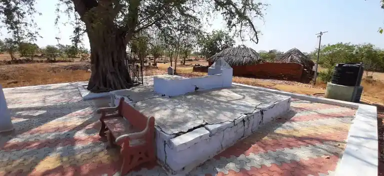 Arulmigu Gurunatha Swamy Temple, Nallipalayam - 637003 அருள்மிகு குருநாதசாமி திருக்கோயில், Nallipalayam - 637003, Namakkal - Ancient Temple Architecture and History Image 3