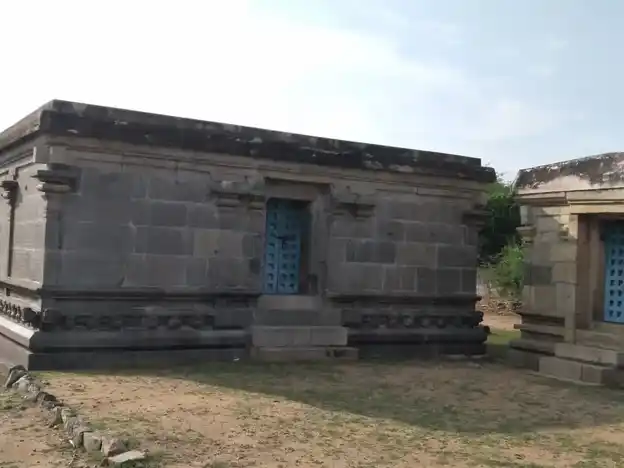 Arulmigu Idaikkaala Aaandeeswarar Temple, Irumpaanadu - 614621 அருள்மிகு இடைக்கல ஆண்டீஸ்வரர் திருக்கோயில், Irumpaanadu - 614621, Pudukkottai - Ancient Temple Architecture and History Image 2