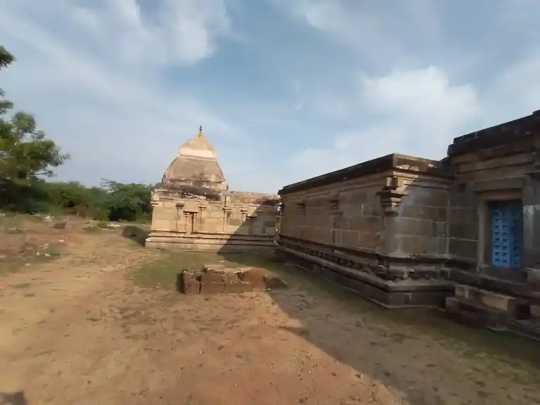 Arulmigu Idaikkaala Aaandeeswarar Temple, Irumpaanadu - 614621 அருள்மிகு இடைக்கல ஆண்டீஸ்வரர் திருக்கோயில், Irumpaanadu - 614621, Pudukkottai - Ancient Temple Architecture and History Image 6