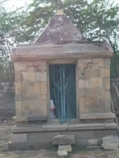 Arulmigu Idaikkaala Aaandeeswarar Temple, Irumpaanadu - 614621 அருள்மிகு இடைக்கல ஆண்டீஸ்வரர் திருக்கோயில், Irumpaanadu - 614621, Pudukkottai - Ancient Temple Architecture and History Image 7