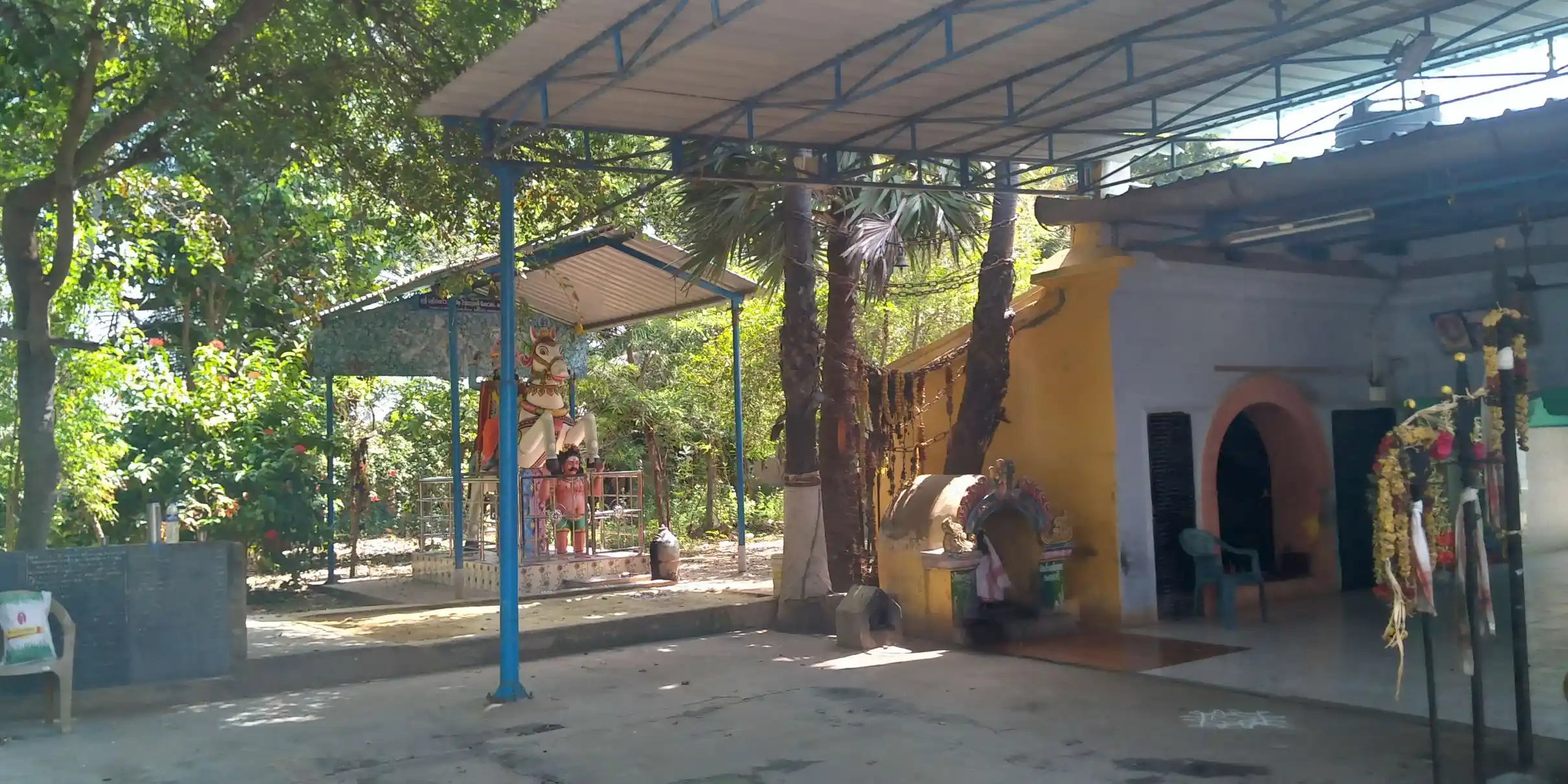 Arulmigu Ilamadichiyamman Temple, Mummdichozhamangalam - 621712 அருளமிகு இளமாடிச்சியம்மன் திருக்கோயில், Mummdichozhamangalam - 621712, Thiruchirappalli - Ancient Temple Architecture and History Image 3