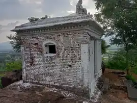 Arulmigu Irumbukundru Varadharajaperumal Temple, Mangampatti - 621307 Arulmigu Irumbukundru Varadharajaperumal Temple, Mangampatti - 621307, Thiruchirappalli - Ancient Temple Architecture and History Image 2