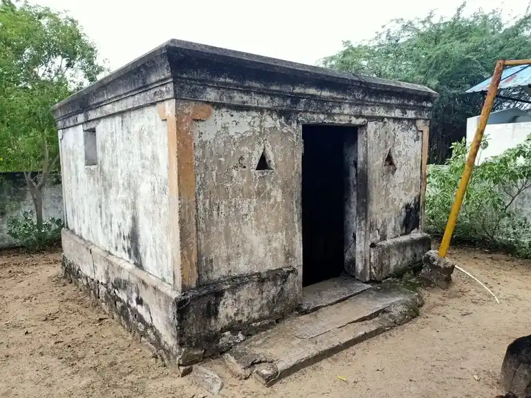 Arulmigu Iyyanar Temple, Ayanthur - 605755 அருள்மிகு அய்யனார் திருக்கோயில், ஆயந்தூர் - 605755, Viluppuram - Ancient Temple Architecture and History Image 4