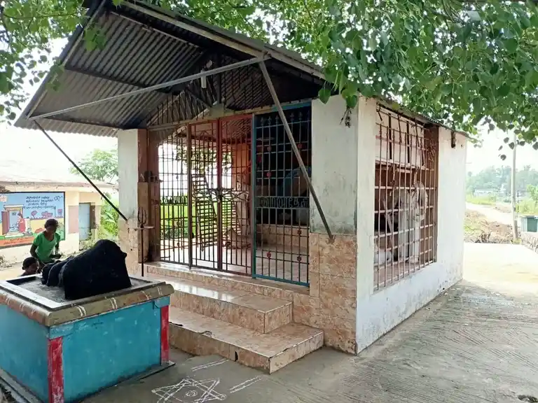 Arulmigu Iyyanar Temple, Vadakaraithaazhanur - 605752 அருள்மிகு அய்யனார் திருக்கோயில், Vadakaraithaazhanur - 605752, Viluppuram - Ancient Temple Architecture and History Image 3