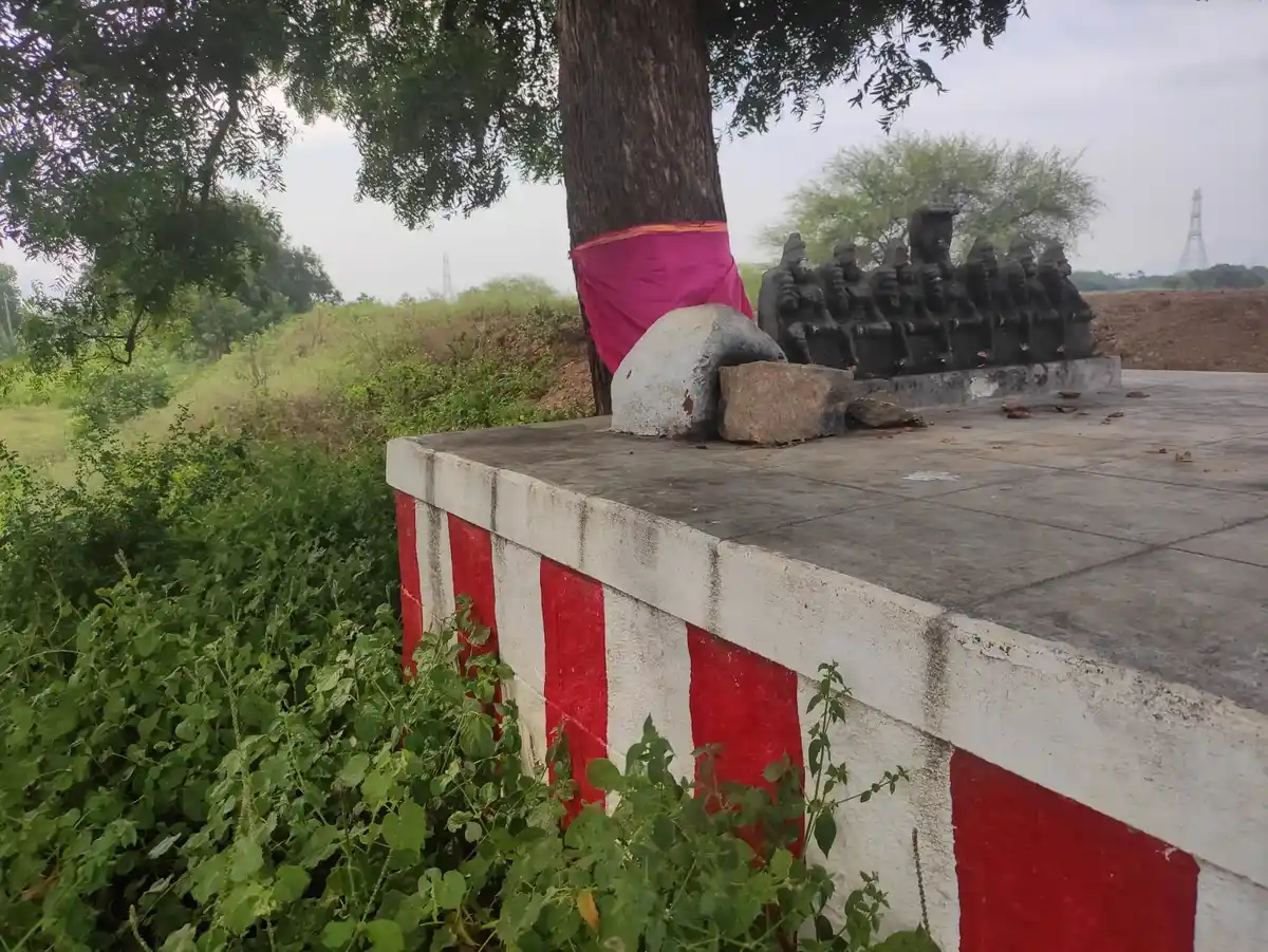 Arulmigu Jambudurai Kannimaar Temple, Silukkuvarpatty - 624215 அருள்மிகு ஜம்புத்துரை கன்னிமார் திருக்கோயில், Silukkuvarpatty - 624215, Dindigul - Ancient Temple Architecture and History Image 4