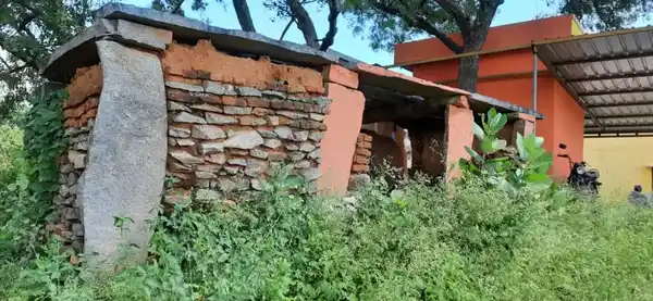 Arulmigu Jeenarkaragam Temple, Near Badethala Pond, Marachandiram - 635121 அருள்மிகு ஜீனர் கரகம் திருக்கோயில், Near Badethala Pond, Marachandiram - 635121, Krishnagiri - Ancient Temple Architecture and History Image 2