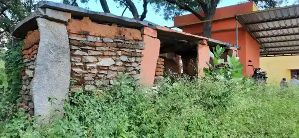 Arulmigu Jeenarkaragam Temple, Near Badethala Pond, Marachandiram - 635121 அருள்மிகு ஜீனர் கரகம் திருக்கோயில், Near Badethala Pond, Marachandiram - 635121, Krishnagiri - Ancient Temple Architecture and History Image 3