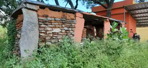 Arulmigu Jeenarkaragam Temple, Near Badethala Pond, Marachandiram - 635121 அருள்மிகு ஜீனர் கரகம் திருக்கோயில், Near Badethala Pond, Marachandiram - 635121, Krishnagiri - Ancient Temple Architecture and History Image 4