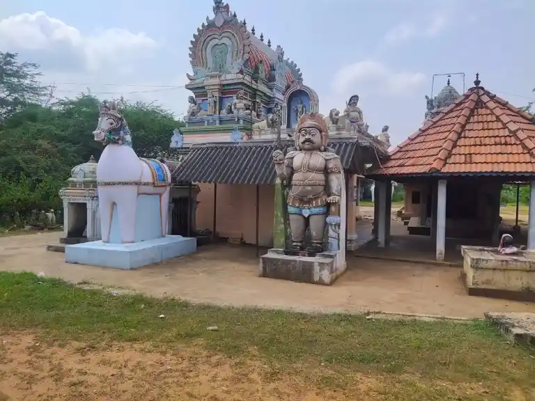 Arulmigu Kaadapillai Ayyanar Temple, Kandavarayanpatti - 630211 அருள்மிகு. காடப்பிள்ளை அய்யனார் திருக்கோயில், Kandavarayanpatti - 630211, Sivagangai - Ancient Temple Architecture and History Image 2