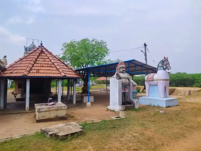 Arulmigu Kaadapillai Ayyanar Temple, Kandavarayanpatti - 630211 அருள்மிகு. காடப்பிள்ளை அய்யனார் திருக்கோயில், Kandavarayanpatti - 630211, Sivagangai - Ancient Temple Architecture and History Image 3