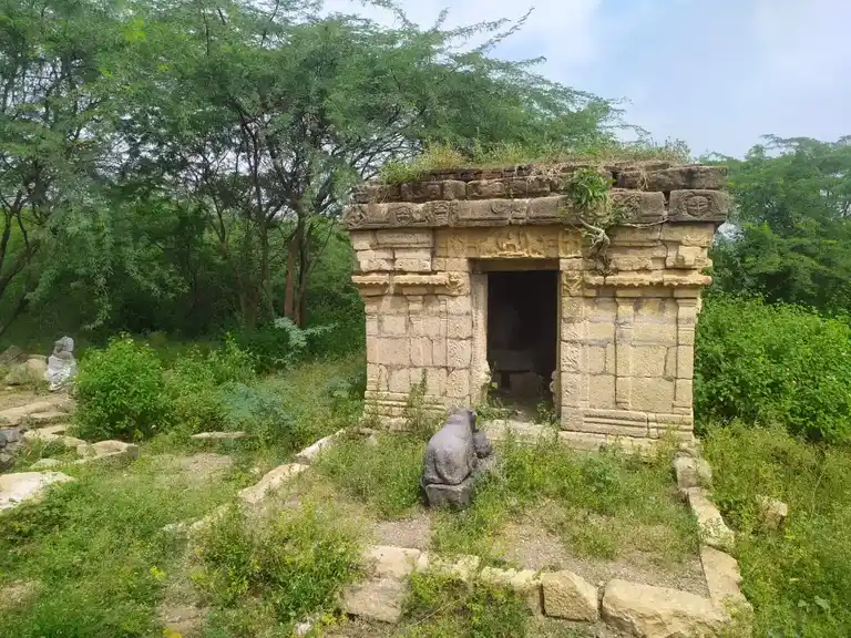 Arulmigu Kalatheeswarar Temple, Kiliyur, Kiliyur - 621717 அருள்மிகு காளதீஸ்வரர் திருக்கோயில், Kiliyur, பெருமத்தூர் கிளியூர் - 621717, Perambalur - Ancient Temple Architecture and History Image 2