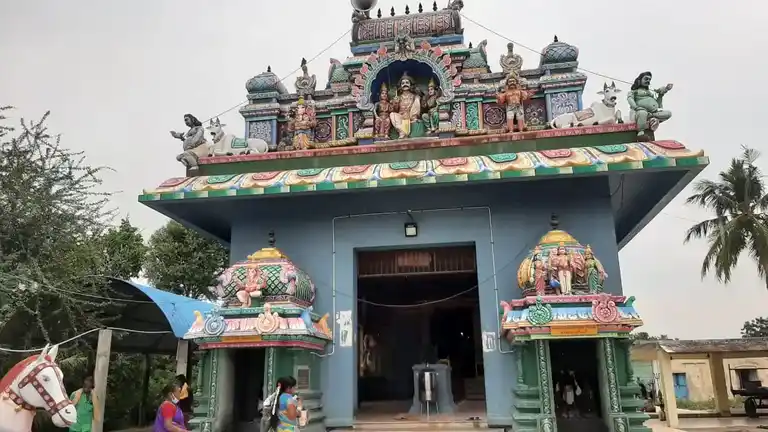Arulmigu Kaluvarayar Iyyanar Temple, Pillur - 605103 Arulmigu Kaluvarayar Iyyanar Temple, பில்லூர் - 605103, Viluppuram - Ancient Temple Architecture and History Image 2