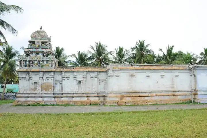 Arulmigu Kalyana Pirachana Vengatramanaswamy Temple, Velliyanai - 639118 அருள்மிகு கல்யாண பிரசன்ன வெங்கட்ரமண சுவாமி திருக்கோயில், Velliyanai - 639118, Karur - Ancient Temple Architecture and History Image 3