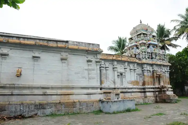 Arulmigu Kalyana Pirachana Vengatramanaswamy Temple, Velliyanai - 639118 அருள்மிகு கல்யாண பிரசன்ன வெங்கட்ரமண சுவாமி திருக்கோயில், Velliyanai - 639118, Karur - Ancient Temple Architecture and History Image 4