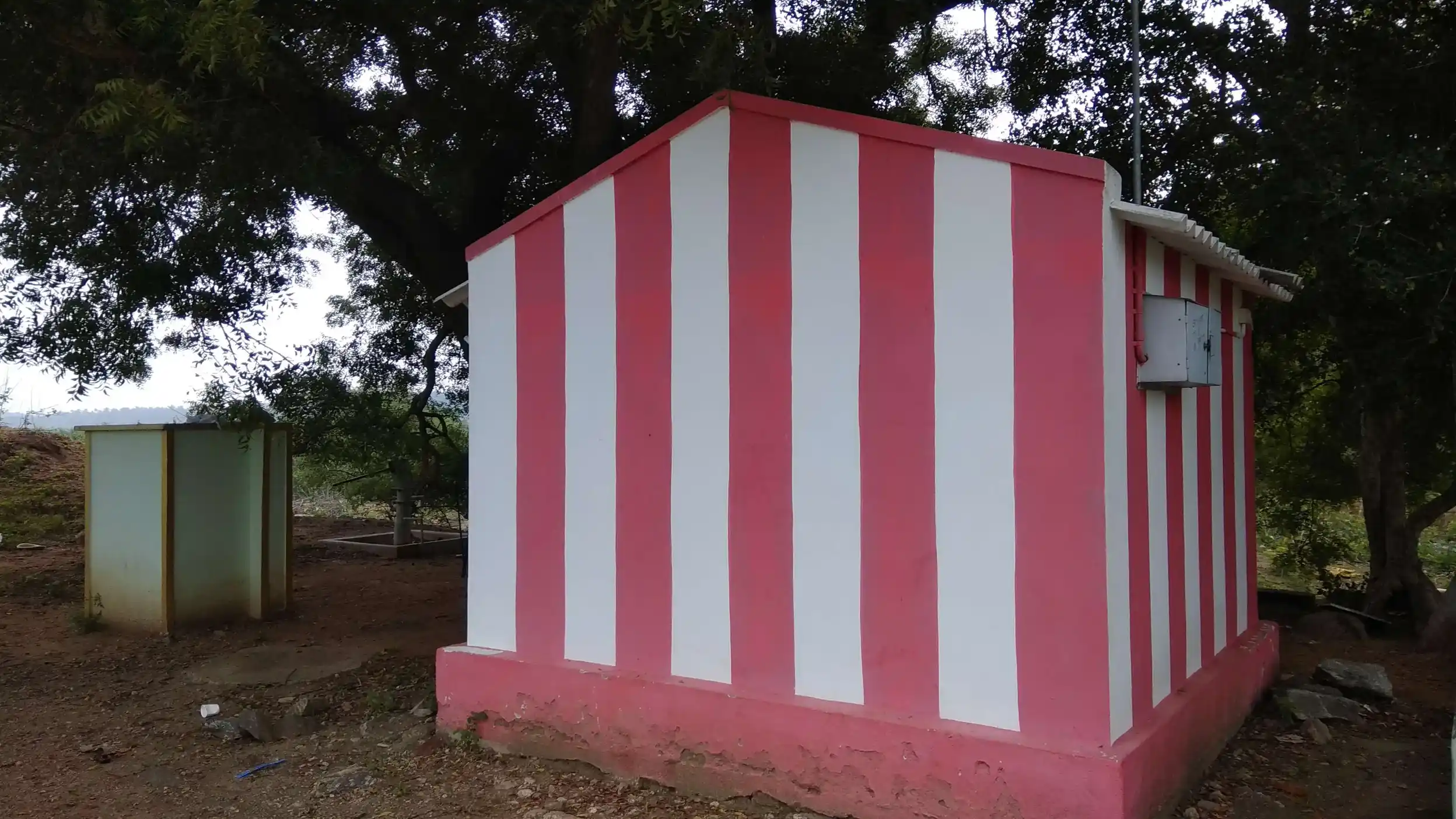 Arulmigu Kanaga Durgaiamman Kulakarai Kannimaar Temple, Vilvathampatti - 624617 அருள்மிகு பட்டாளம்மன் மற்றும் மதுரைவீரன்சாமி திருக்கோயில், Vilvathampatti - 624617, Dindigul - Ancient Temple Architecture and History Image 2