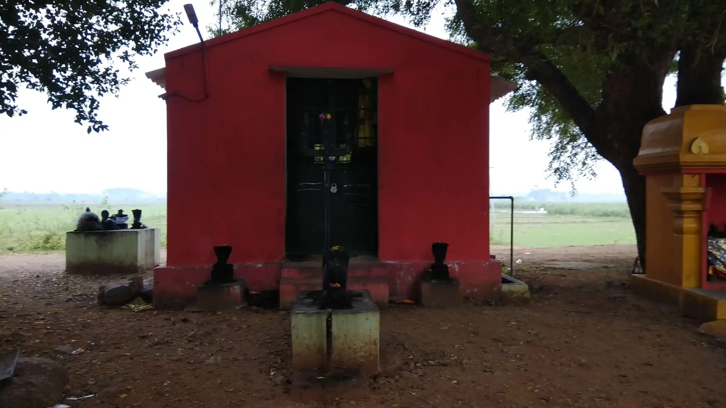 Arulmigu Kanaga Durgaiamman Kulakarai Kannimaar Temple, Vilvathampatti - 624617 அருள்மிகு பட்டாளம்மன் மற்றும் மதுரைவீரன்சாமி திருக்கோயில், Vilvathampatti - 624617, Dindigul - Ancient Temple Architecture and History Image 3