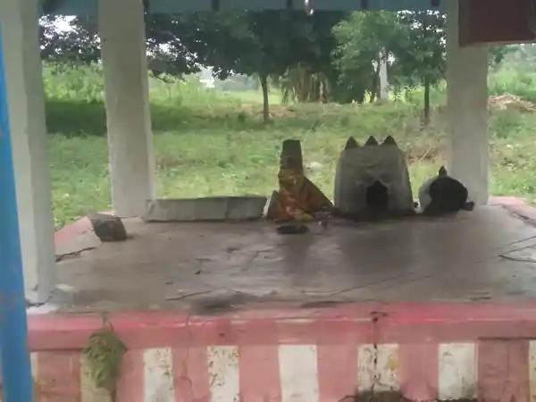 Arulmigu Kannimaar And Chinnakammal Temple, Velayuthampalayam - 624802 அருள்மிகு கன்னிமார் மற்றும் சின்னக்கம்மாள் திருக்கோயில், Velayuthampalayam - 624802, Dindigul - Ancient Temple Architecture and History Image 2