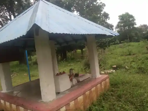 Arulmigu Kannimaar And Chinnakammal Temple, Velayuthampalayam - 624802 அருள்மிகு கன்னிமார் மற்றும் சின்னக்கம்மாள் திருக்கோயில், Velayuthampalayam - 624802, Dindigul - Ancient Temple Architecture and History Image 6