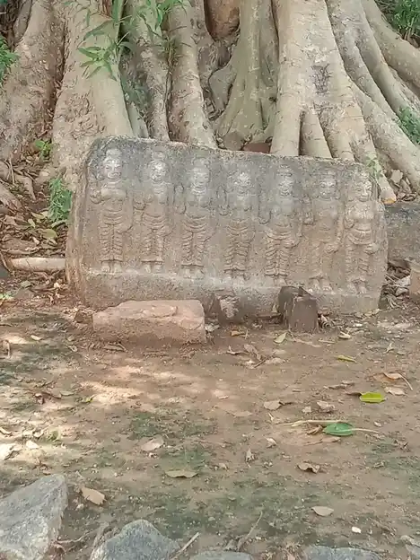 Arulmigu Kannimaar And Paraikulam Kannimaar Temple, Kurumbapatti - 624306 அருள்மிகு கன்னிமார் மற்றும் பாறைகுளம் கன்னிமார் திருக்கோயில், Kurumbapatti - 624306, Dindigul - Ancient Temple Architecture and History Image 2