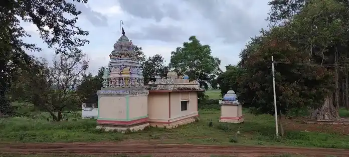 Arulmigu Kannimar Madhuraiveerasamy Temple, Enungoor - 639110 அருள்மிகு கன்னிமார் மதுரைவீரசாமி திருக்கோயில், Enungoor - 639110, Karur - Ancient Temple Architecture and History Image 2