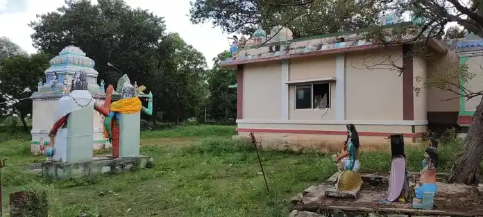 Arulmigu Kannimar Madhuraiveerasamy Temple, Enungoor - 639110 அருள்மிகு கன்னிமார் மதுரைவீரசாமி திருக்கோயில், Enungoor - 639110, Karur - Ancient Temple Architecture and History Image 4