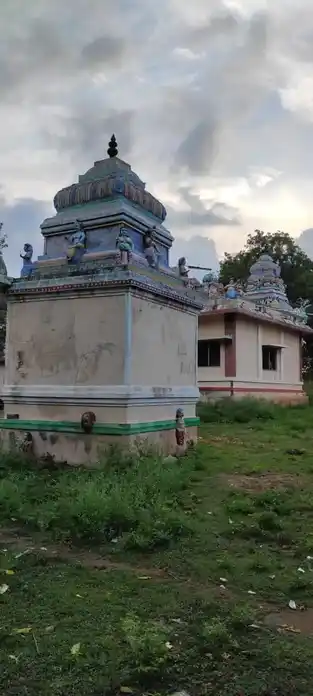 Arulmigu Kannimar Madhuraiveerasamy Temple, Enungoor - 639110 அருள்மிகு கன்னிமார் மதுரைவீரசாமி திருக்கோயில், Enungoor - 639110, Karur - Ancient Temple Architecture and History Image 6