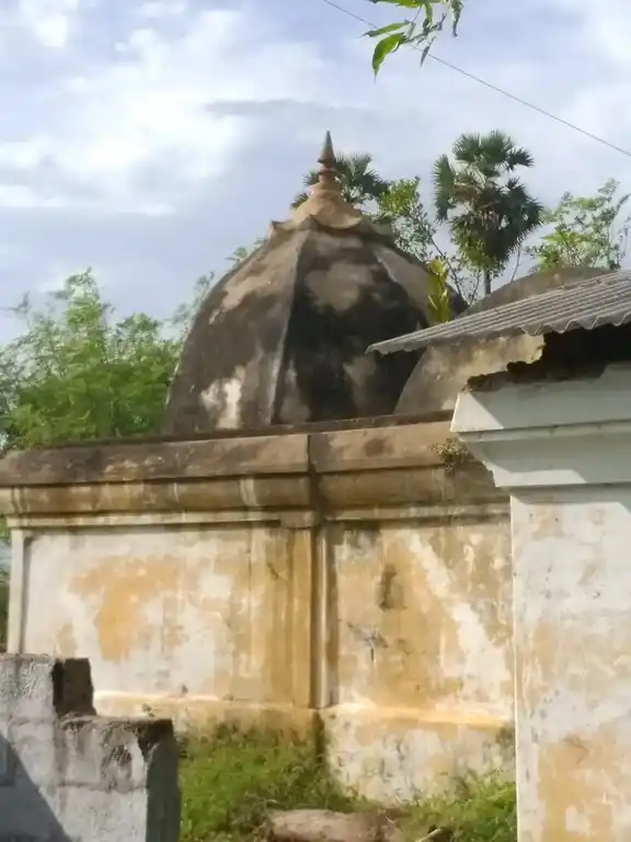 Arulmigu Karaimale Alagar Ayyanar Vagayara Temple, Agarapettai - 613102 அருள்மிகு கரைமேல் அழகர் அய்யனார் வகையறா திருக்கோயில், Agarapettai - 613102, Thanjavur - Ancient Temple Architecture and History Image 2