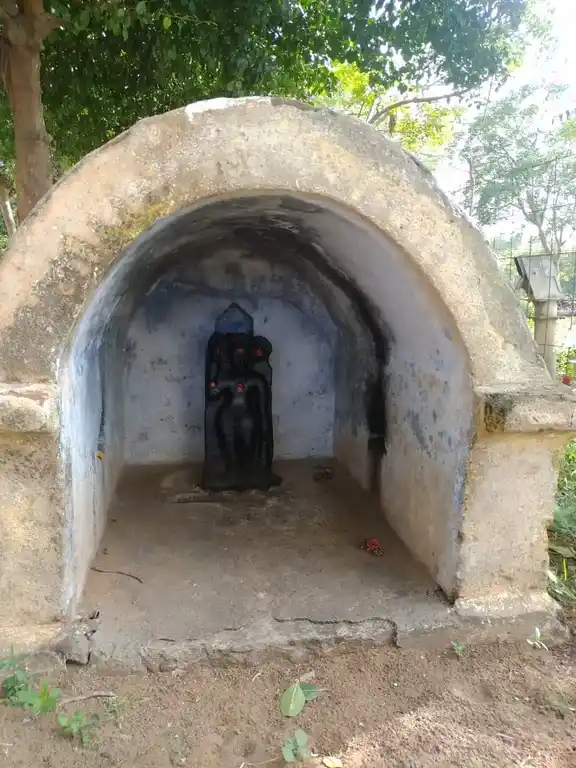 Arulmigu Karaimale Alagar Ayyanar Vagayara Temple, Agarapettai - 613102 அருள்மிகு கரைமேல் அழகர் அய்யனார் வகையறா திருக்கோயில், Agarapettai - 613102, Thanjavur - Ancient Temple Architecture and History Image 3