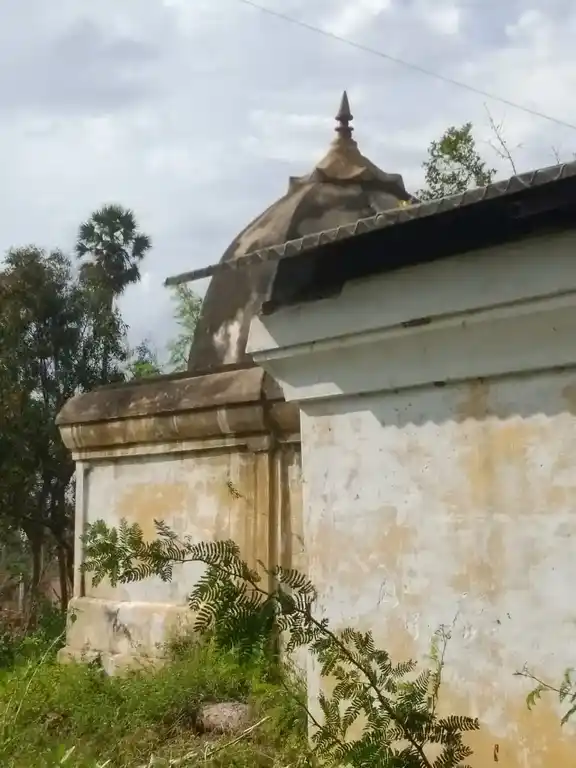 Arulmigu Karaimale Alagar Ayyanar Vagayara Temple, Agarapettai - 613102 அருள்மிகு கரைமேல் அழகர் அய்யனார் வகையறா திருக்கோயில், Agarapettai - 613102, Thanjavur - Ancient Temple Architecture and History Image 4