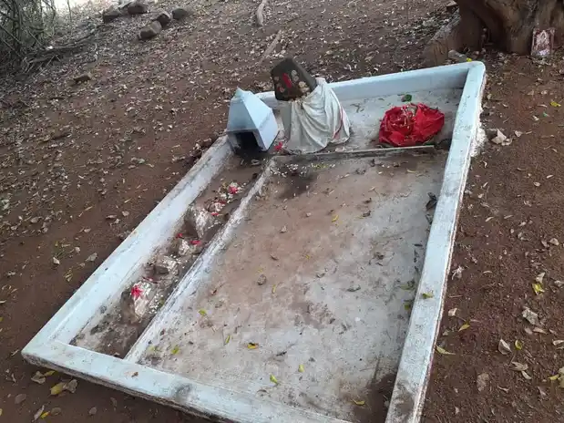 Arulmigu Kariaperumal Temple, Avalpundurai - 638115 அருள்மிகு கரியபெருமாள் திருக்கோயில், Avalpundurai - 638115, Erode - Ancient Temple Architecture and History Image 2