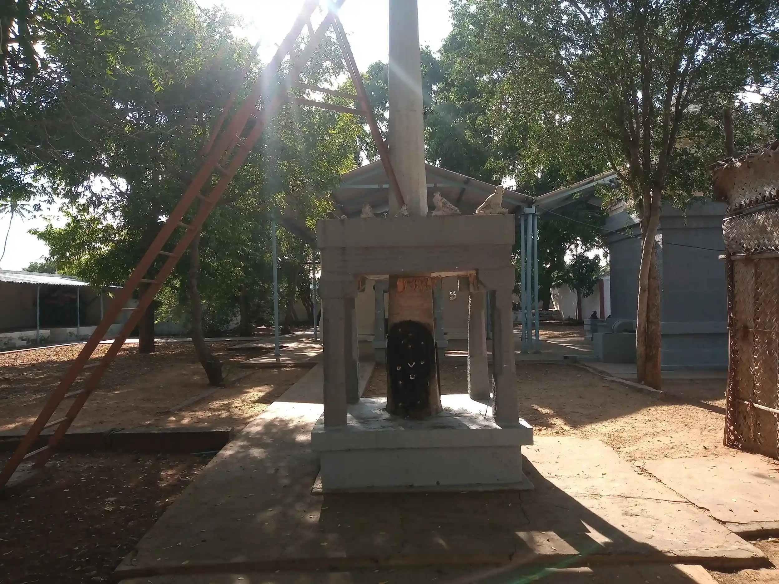 Arulmigu Karivaradharaja Perumal Temple, Anuppappatty - 641668 அருள்மிகு கரிவரதராஜப்பெருமாள் திருக்கோயில், Anuppappatty - 641668, Tiruppur - Ancient Temple Architecture and History Image 2