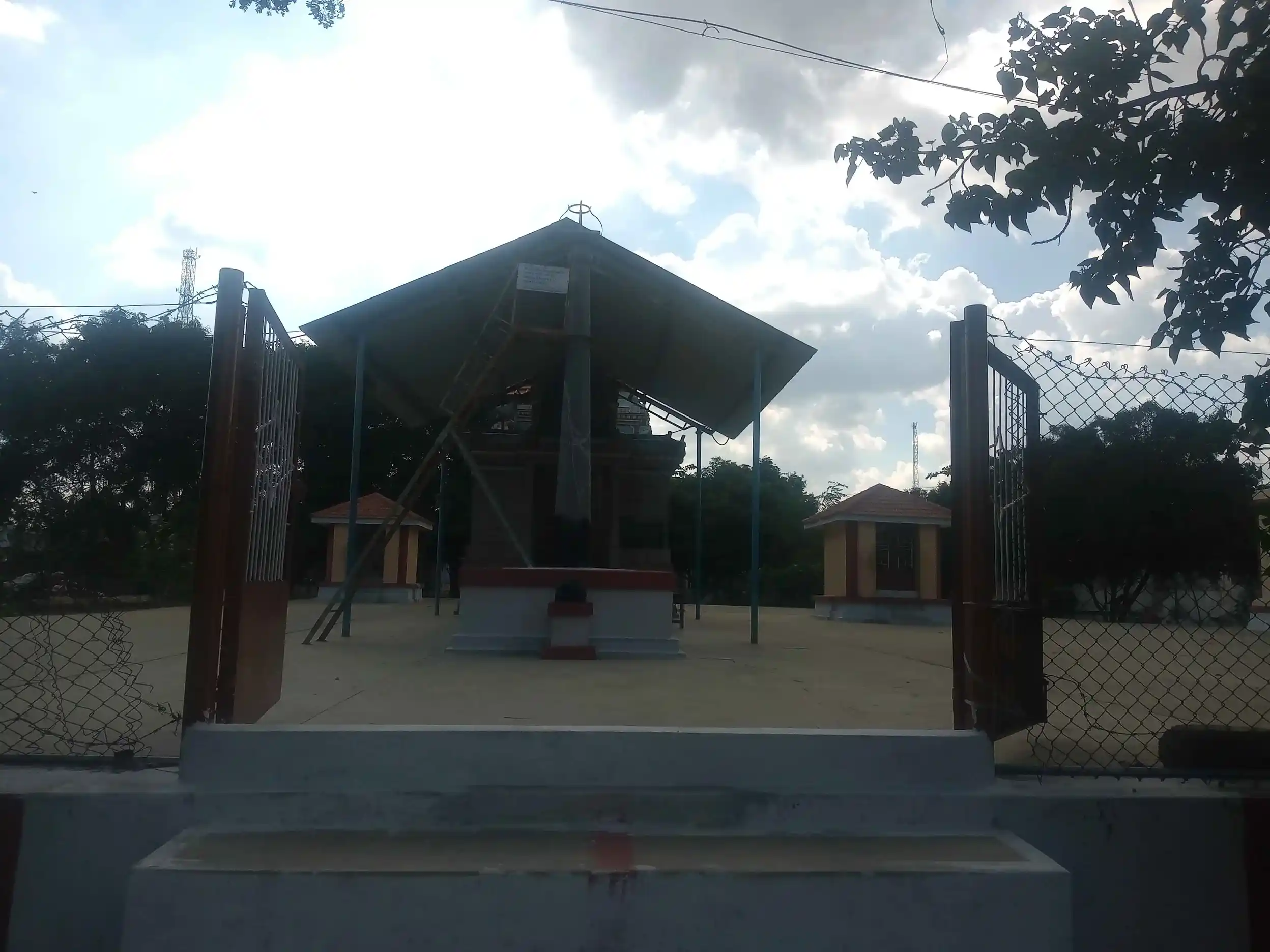 Arulmigu Karivaradharaja Perumal Temple, K.Krishnapuram - 641671 அருள்மிகு கரிவரதராஜப்பெருமாள் திருக்கோயில், K.Krishnapuram - 641671, Tiruppur - Ancient Temple Architecture and History Image 2